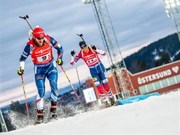 esk biatlonista Michal lesingr na trati sprintu dvojic v stersundu