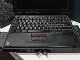 ThinkPad 770 z roku 1998 měl uživatelsky snadno vyměnitelnou optickou mechaniku...