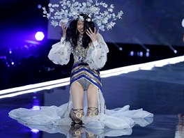 Modelka Ming Xi upadla na pehlídce Victoria's Secret (anghaj, 20. listopadu...