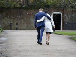 Princ Harry a Meghan Markle po vystoupení před novináři (Londýn, 27. listopadu...