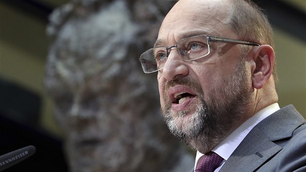 Předseda SPD Martin Schulz hovoří k novinářům (20. listopadu 2017)