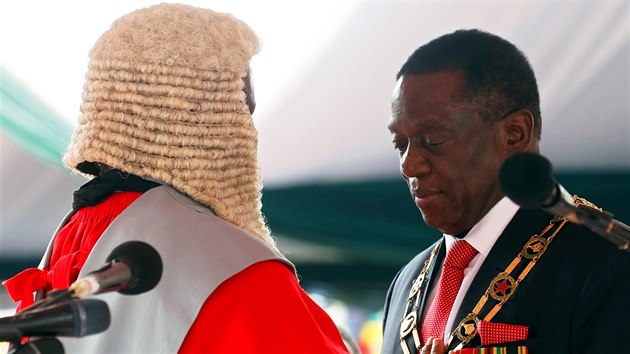 Prezident Zimbabwe Emmerson Mnangagwa na sv inauguraci v Harare (24. listopadu 2017)