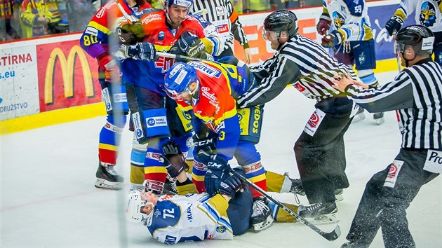 Potyka v utkn esk Budjovice (modr) vs. Kladno.