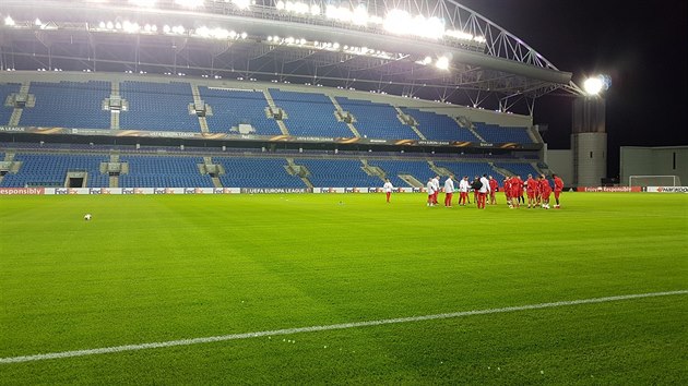 Fotbalist Slavie trnuj na nov poloenm trvnku v izraelsk Netanji.