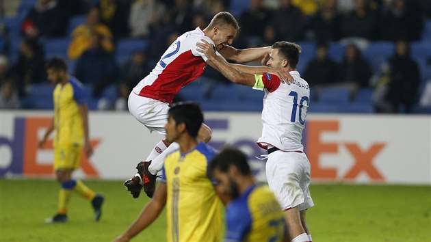 SPOLEN OSLAVA. Slvist Tom Souek a Josef Hubauer oslavuj druh gl proti Maccabi.