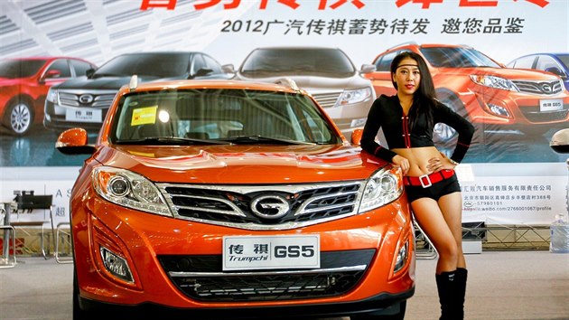 ínská automobilka Trumpchi s modelem svého vozu na veletrhu v Pekingu 2012...