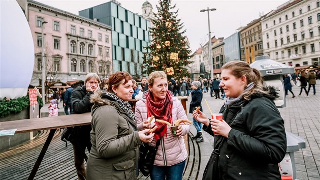 Čtyři velká brněnská náměstí už v pátek začala zájemce lákat na Brněnské Vánoce.