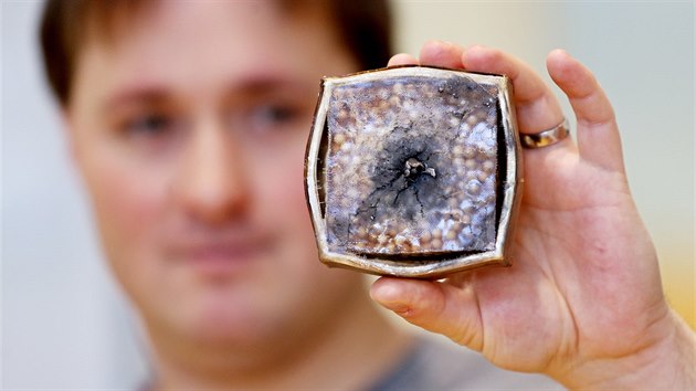 Brnnsk vzkumnk Martin Kachlk ukazuje testovac prstel v takzvan balistick keramice.
