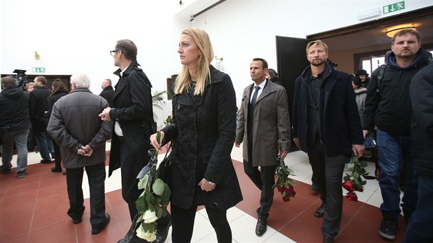 Tenistka Petra Kvitov dorazila do brnnskho krematoria na posledn rozlouen s Janou Novotnou spolen se svm trenrem Jim Vakem (vpravo)