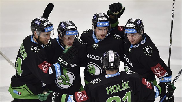 Hokejisté Mladé Boleslavi se radují z branky v utkání proti Olomouci.