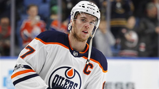 Kapitn Edmonton Oilers Connor McDavid v poslednch dvou tdnech kvli nemoci ztratil pt kilo a jeho tm se nadle trp.