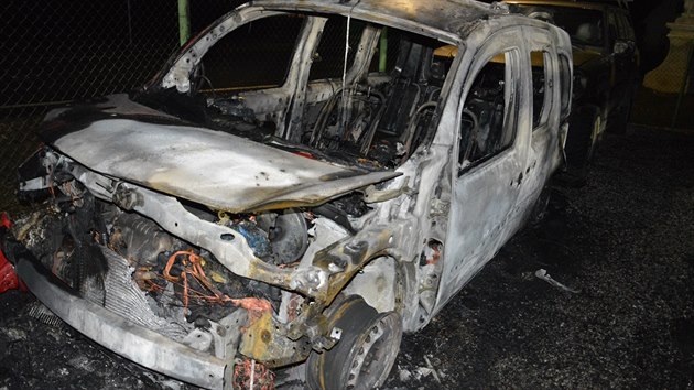 V nedli 26. listopadu ve tyi hodiny rno hoelo v autobazaru Svat Jan u Humpolce. Por zashl osm vozidel, celkov koda je odhadovna na minimln jeden milion korun. Podle policejnho vyetovn ohe nkdo zaloil mysln, pachatelm hroz tlet trest.