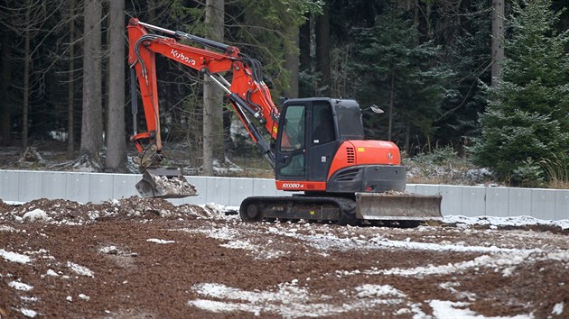 V Novém Městě na Moravě v pondělí zahájili odstraňování dřevní štěpky ze zásobníku sněhu. Od středy budou kromě bagrů v permanenci už i rolby a nákladní auta, které začnou v okolí Vysočina Areny připravovat tratě.