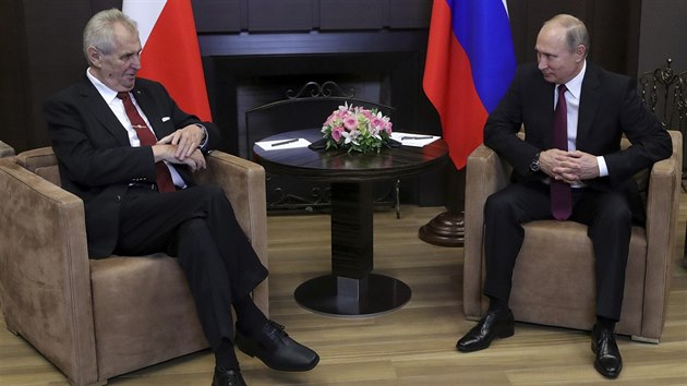 Prezident Ruska Vladimir Putin (vpravo) přijal 21. listopadu ve své černomořské rezidenci Bočarov ručej v Soči prezidenta ČR Miloše Zemana.