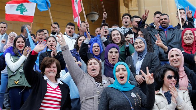 Pznivci Harrho v Bejrtu oslavuj jeho staen rezignace (22. listopadu 2017)