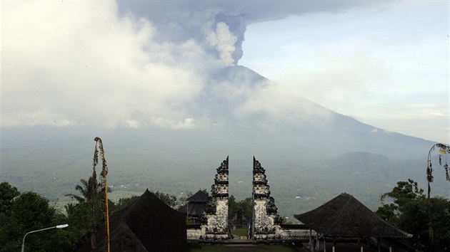 Na Bali hrozí erupce sopky Agung. Úřady evakuovaly desetitisíce lidí (27. listopadu 2017)