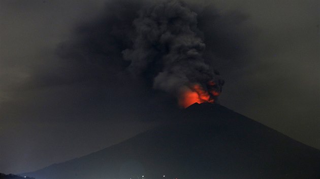 Indonéské úřady zvýšily varování před soptícím vulkánem Agung na ostrově Bali na nejvyšší možný stupeň (27. listopadu 2017)