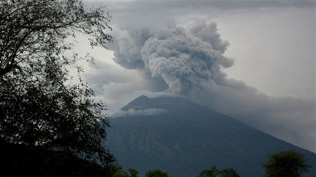 Sopka Agung chrl od vkendu oblaka blho a edho popela do vky nkolika tisc metr (28. listopadu 2017)