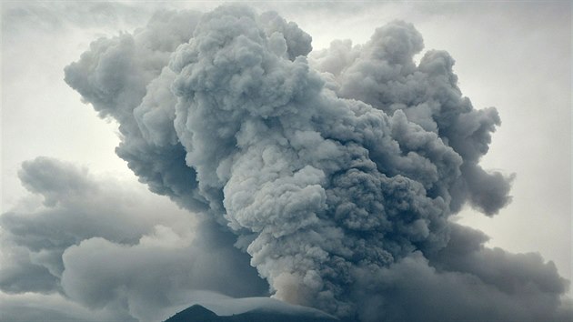 Sopka Agung chrlí od víkendu oblaka bílého a šedého popela do výšky několika tisíc metrů (28. listopadu 2017)