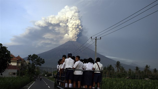 Sopka Agung chrl od vkendu oblaka blho a edho popela do vky nkolika tisc metr (28. listopadu 2017)