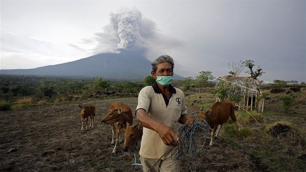 Sopka Agung chrl od vkendu oblaka blho a edho popela do vky nkolika tisc metr (28. listopadu 2017)