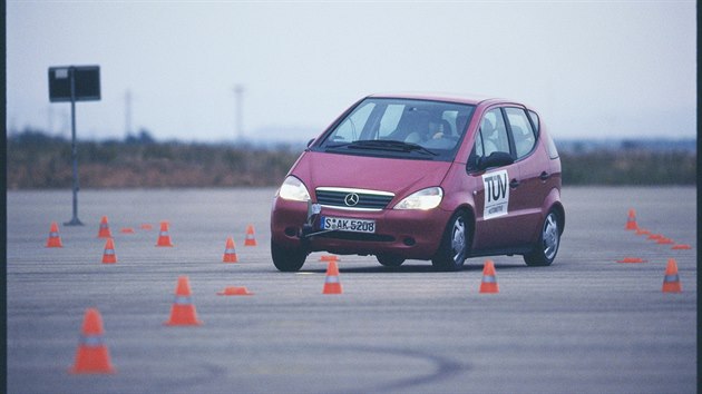 Mercedes A první generace při testech stabilizačního systému ESP v roce 1997.