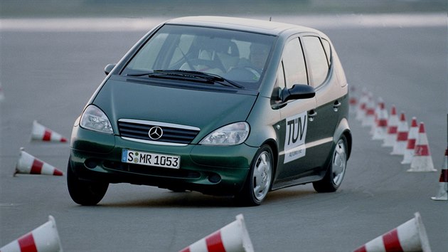 Mercedes A první generace při testech stabilizačního systému ESP v roce 1997.