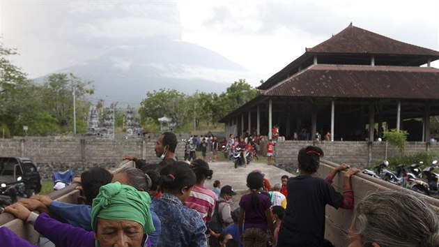 Sopka Agung na Bali u podruh v jednom tdnu vyvrhla oblak dmu (26. listopadu 2017).