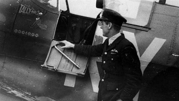 Stanislav Fejfar u svého Spitfiru Mk.VB, se kterým si připsal v bitvě o Anglii tři vítězství, ale také v něm 17. května 1942 našel svou smrt.