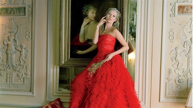 Kate Mossová patří k modelkám, které si s Walkerovou tvorbou rozumí.