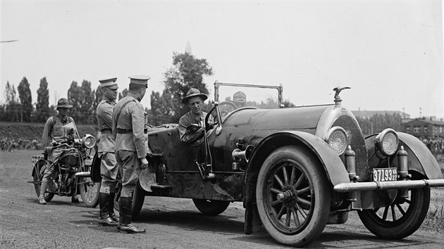 Smedley D. Butler (v automobilu), rok 1922
