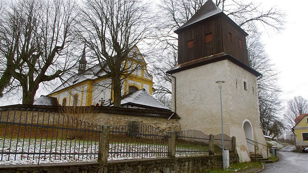 Kostel se zvonic ve Svratce