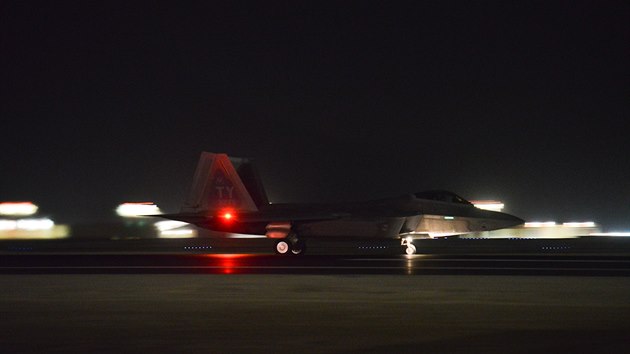 Americk F-22 Raptor startuje ze zkladny ve Spojench arabskch emirtech k derm na drogov laboratoe Talibanu v Afghnistnu