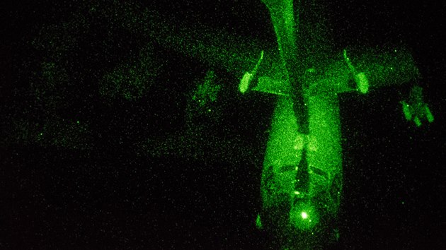 Americk bombardr B-52 dopluje palivo za letu bhem operace na znien drogovch laborato Talibanu v Afghnistnu
