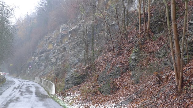 Opodál současného sesuvu skal u Brandýsa nad Orlicí brání kamení na vozovce betonové zábrany.