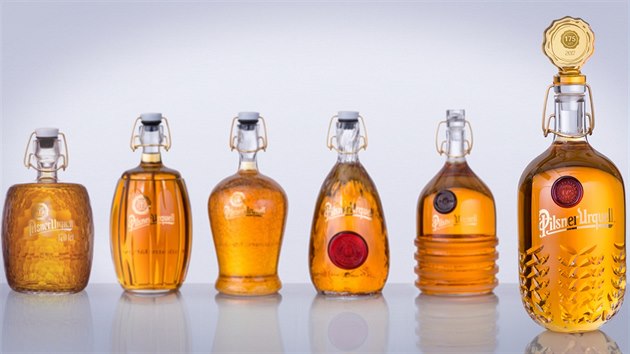 Každý rok navrhuje unikátní pivní láhve Pilsner Urquell jiný sklářský designér.