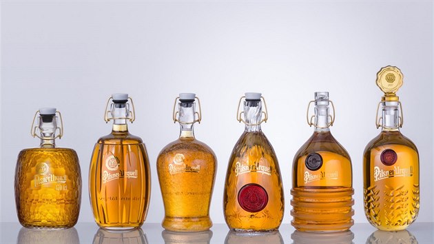 Kadý rok navrhuje unikátní pivní láhve Pilsner Urquell jiný skláský designér.