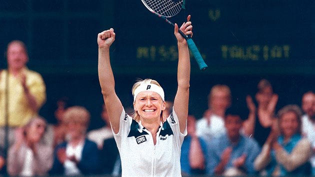 Tenistka Jana Novotn se raduje z celkovho vtzstv turnaje ve Wimbledonu. (1998)