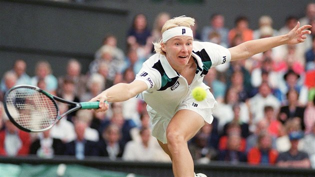 Jana Novotn ve wimbledonskm finle s Francouzskou Nathalie Tauziatovou. (4. ervence 1998)