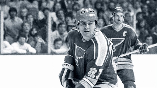 Hokejista Vclav Nedomansk (vpedu) v dresu St. Louis Blues v utkn s bostonskmi Bruins. (1980)
