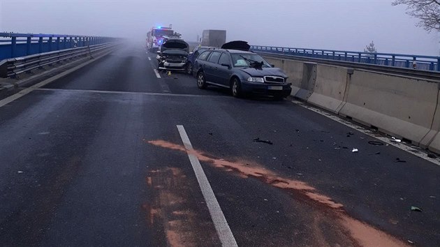 Hromadn nehoda deseti aut uzavela dlnici D6 u Sokolova.