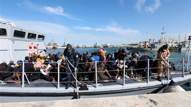 Běženci, které na moři zachránila libyjská pobřežní stráž,. (23. listopadu 2017)