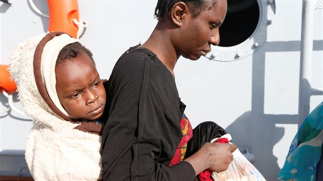 Zachránění běženci vystupují na libyjském pobřeží. (23. listopadu 2017)