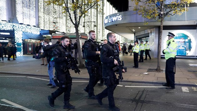 Britsk policie vyetuje incident v londnskm metru. (24. listopadu 2017)