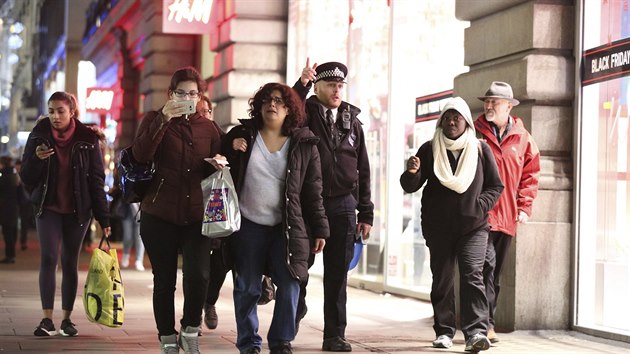 Britsk policie vyetuje incident v londnskm metru. (24. listopadu 2017)