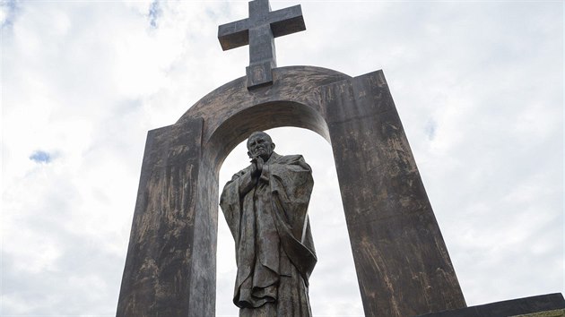 Socha Jana Pavla II. v bretaňské vesničce Ploërmel má podle francouzských zákonů o sekularismu přijít o svůj kříž. (10. listopadu 2017)