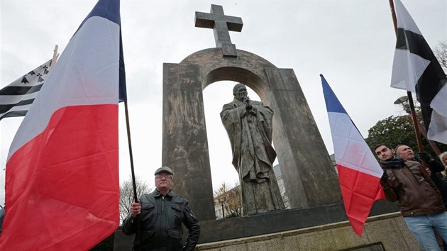 Skupina Francouzů demonstruje před sochou Jana Pavla II. v bretaňské vesničce Ploërmel. Socha má podle francouzských zákonů o sekularismu přijít o svůj kříž, čemuž se protestující snaží zabránit. (26. listopadu 2017)