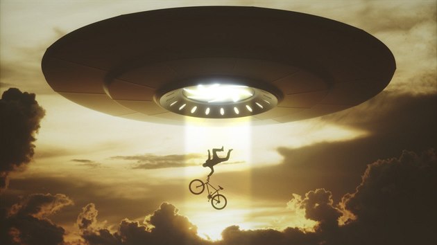 Klasick� p�edstava l�taj�c�ho tal��e mimozem��an�, kter� un�� lidi do vesm�ru.