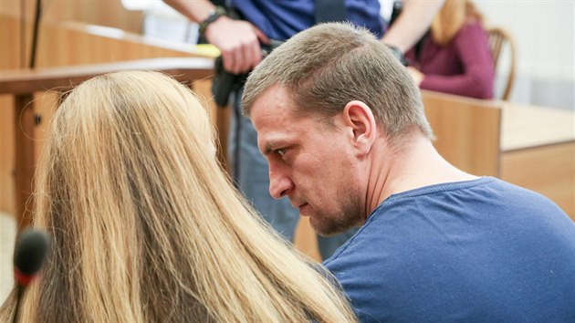 Kvůli brutálnímu přepadení rodinné firmy a dvěma vraždám v Horusicích na Táborsku jsou před krajským soudem dva obžalovaní cizinci Ivan Ivanovský a Róbert Simon (na snímku).