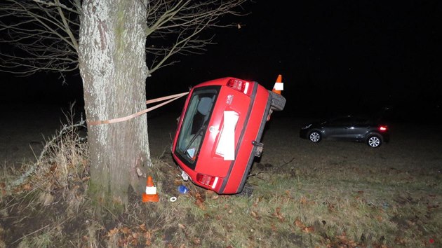 idika dostala u Libnskho Sedla smyk, vyjela ze silnice, kde se auto pevrtilo na bok a narazilo do stromu.